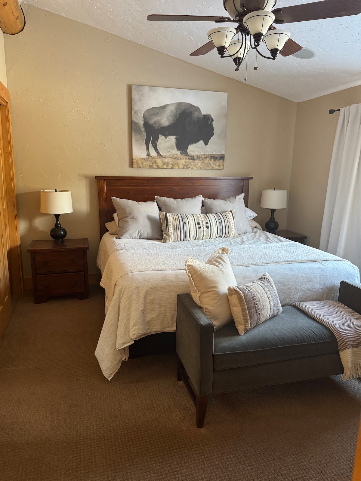 Суперголямо двойно легло. Основен апартамент №1 със самостоятелна баня. Намира се на горния етаж.