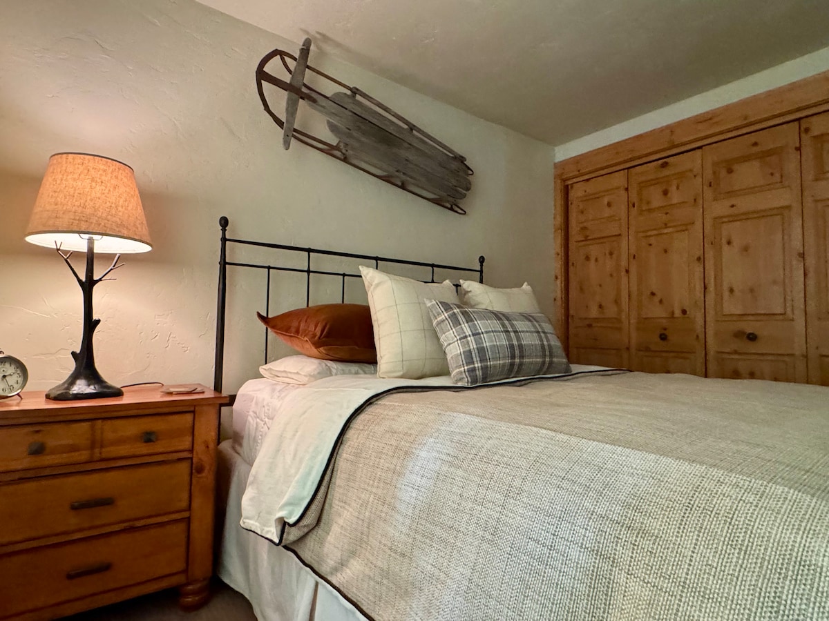 Двойна спалня на сутеренно ниво с бюро. Обща баня надолу по коридора.