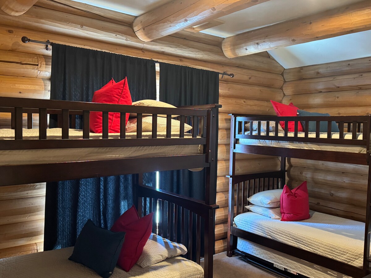 Двуетажна стая. 2 двуетажни легла с една въртележка. Капацитет 5. На главния етаж. Обща баня и тоалетна в съседство.