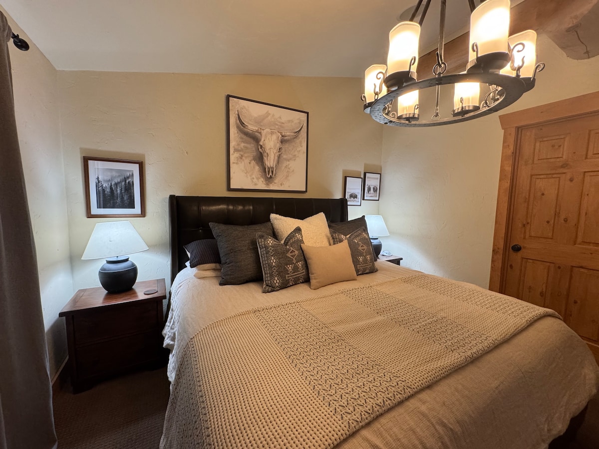 Голямо двойно легло , основен апартамент №2 със самостоятелна баня, разположен на горния етаж.