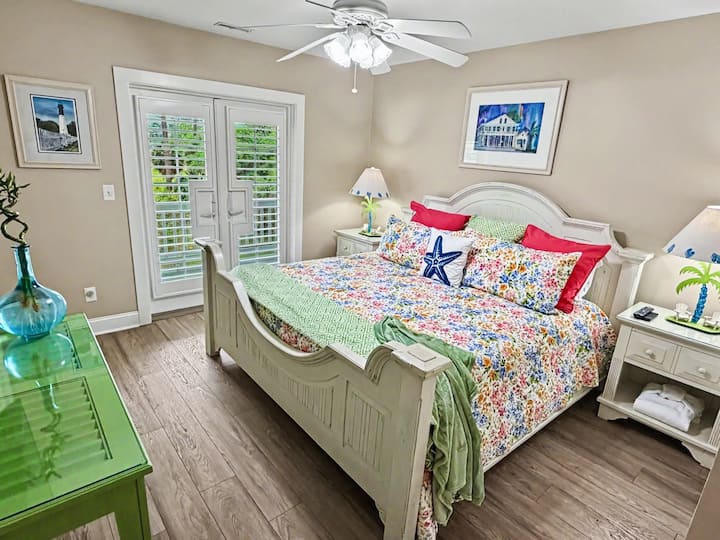 KING SUITE #3 – Rummelig privat kingsize-suite med smart-tv, privat badeværelse og direkte adgang til verandaen, hvor du kan slappe af og nyde den fredelige Lowcountry-atmosfære.