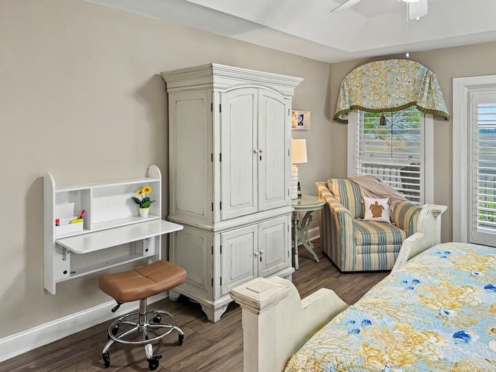 KING SUITE #2 – Med en fantastisk madras og smuk udsigt over marsken fra den afskærmede veranda tilbyder denne rummelige kingsize-suite ultimativ komfort og afslapning.