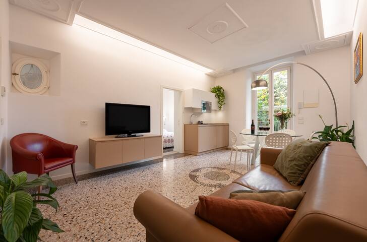 The White Apartment with private parking