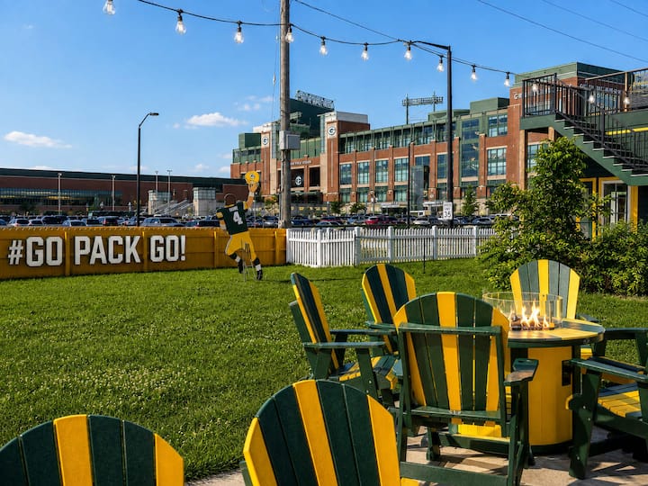 Game Day Hq W/ Fan Cave, Fire Pit + Stadium Views - Green Bay, WI