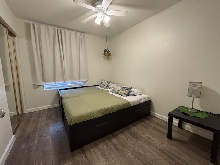 ตามความต้องการของคุณ มีเตียงคู่เอ็กซ์แอลที่สามารถแปลงเป็นเตียงคู่เอ็กซ์แอล 2 เตียง (ขนาดคิงไซส์กว้าง) หรือปล่อยให้เป็นเตียงคู่เอ็กซ์แอลเดี่ยว