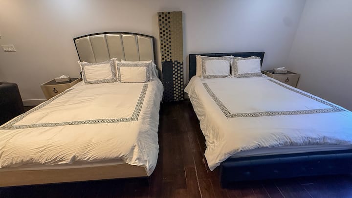 Dy krevate dopio "queen" me një ndarës në mes për privatësi