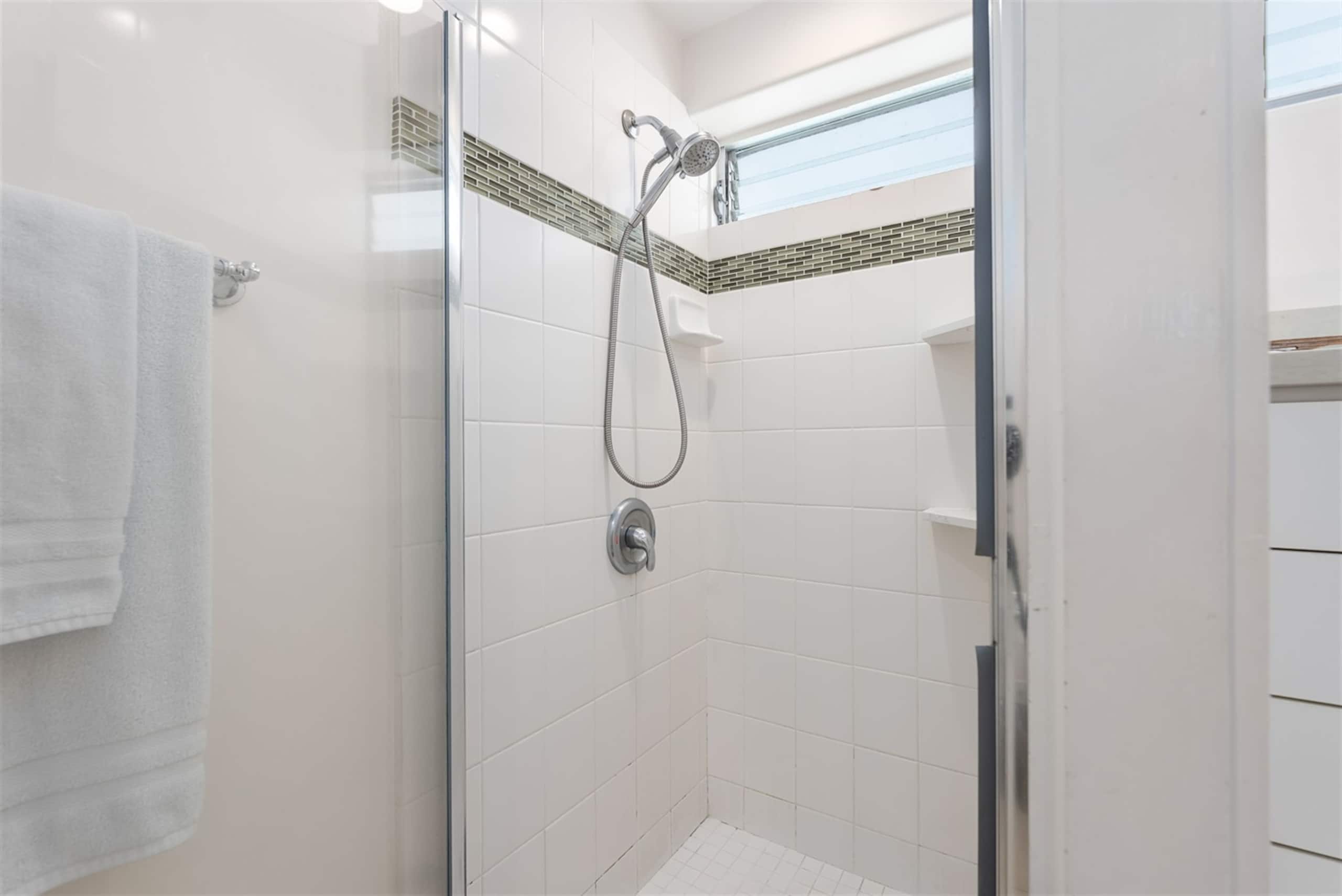Condo in Honolulu · ★4.91 · 2 bedrooms · 4 beds · 2 baths - Image 28