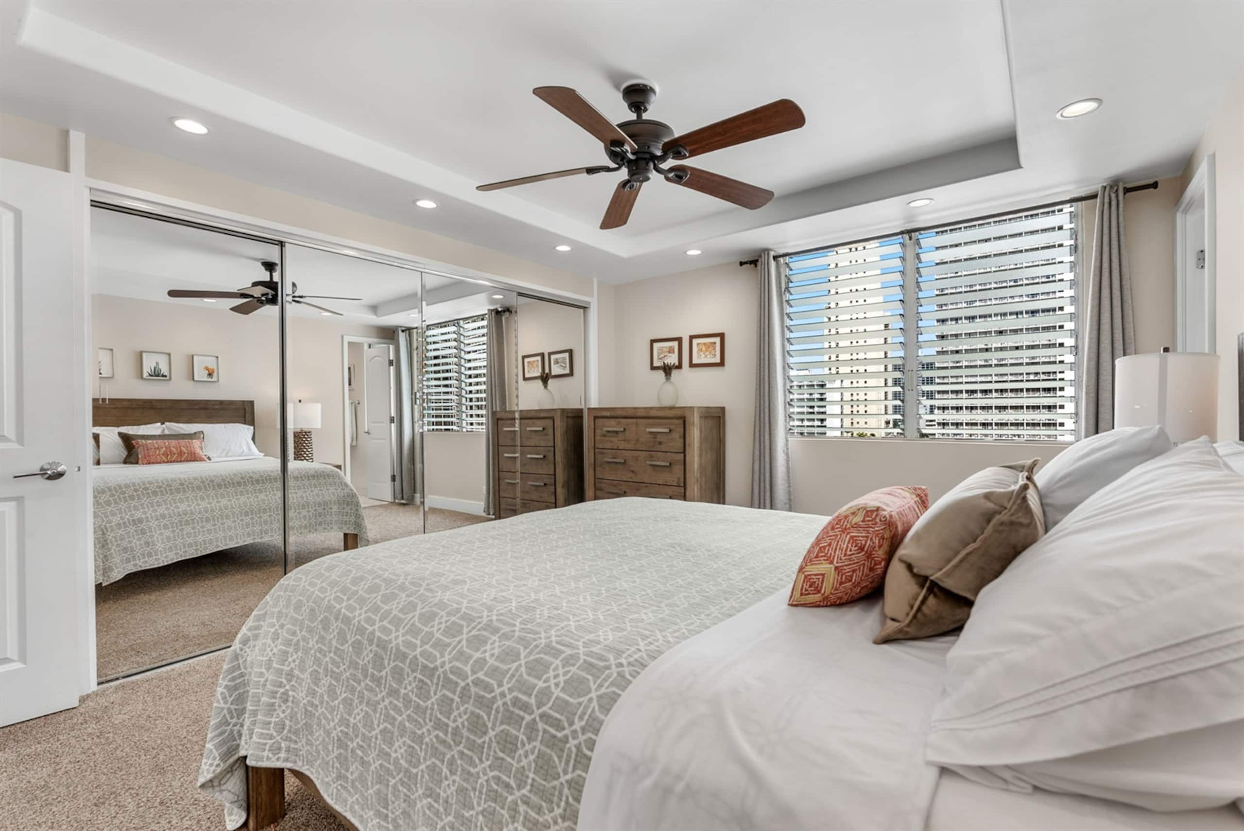 Condo in Honolulu · ★4.91 · 2 bedrooms · 4 beds · 2 baths - Image 25