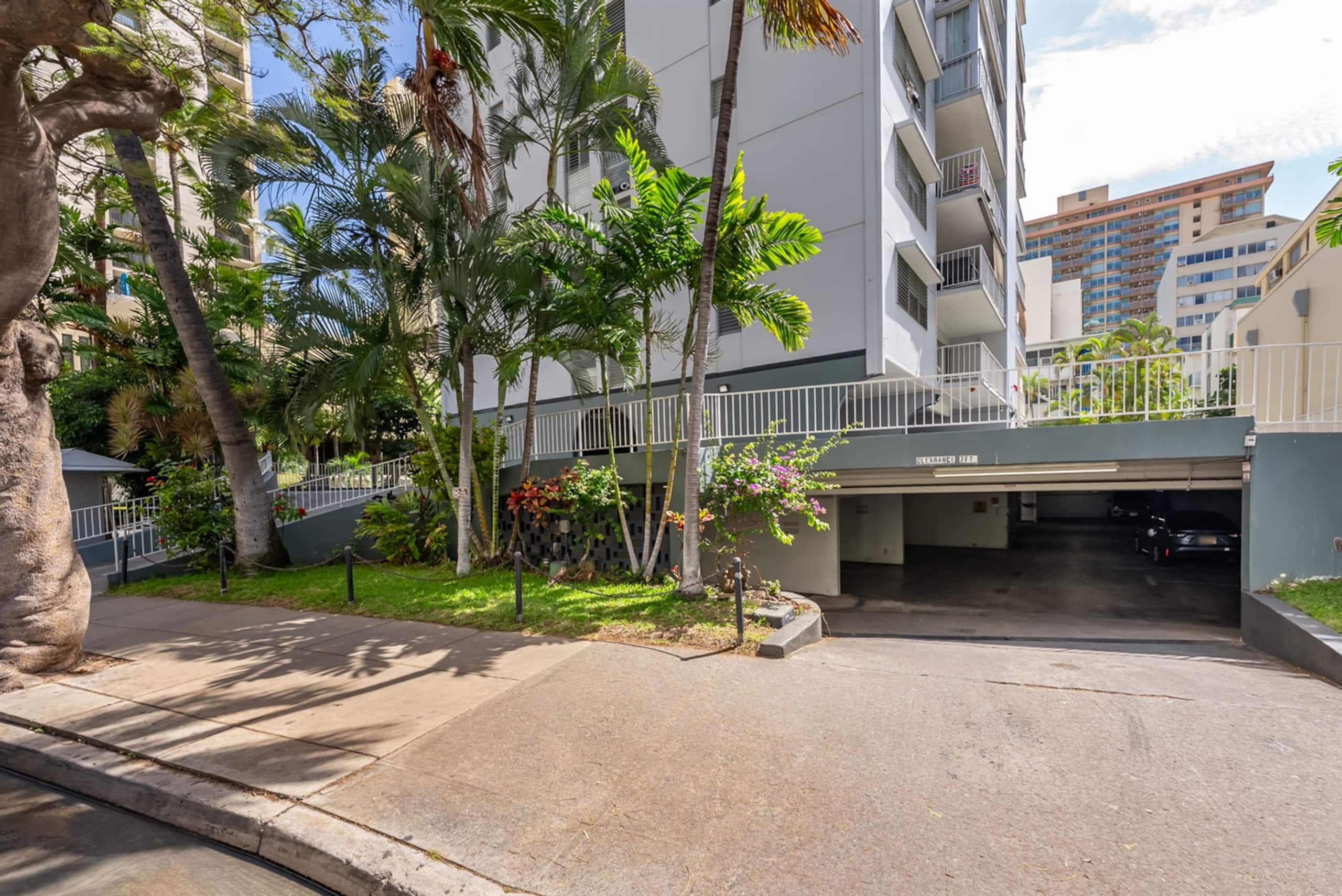 Condo in Honolulu · ★4.91 · 2 bedrooms · 4 beds · 2 baths - Image 41