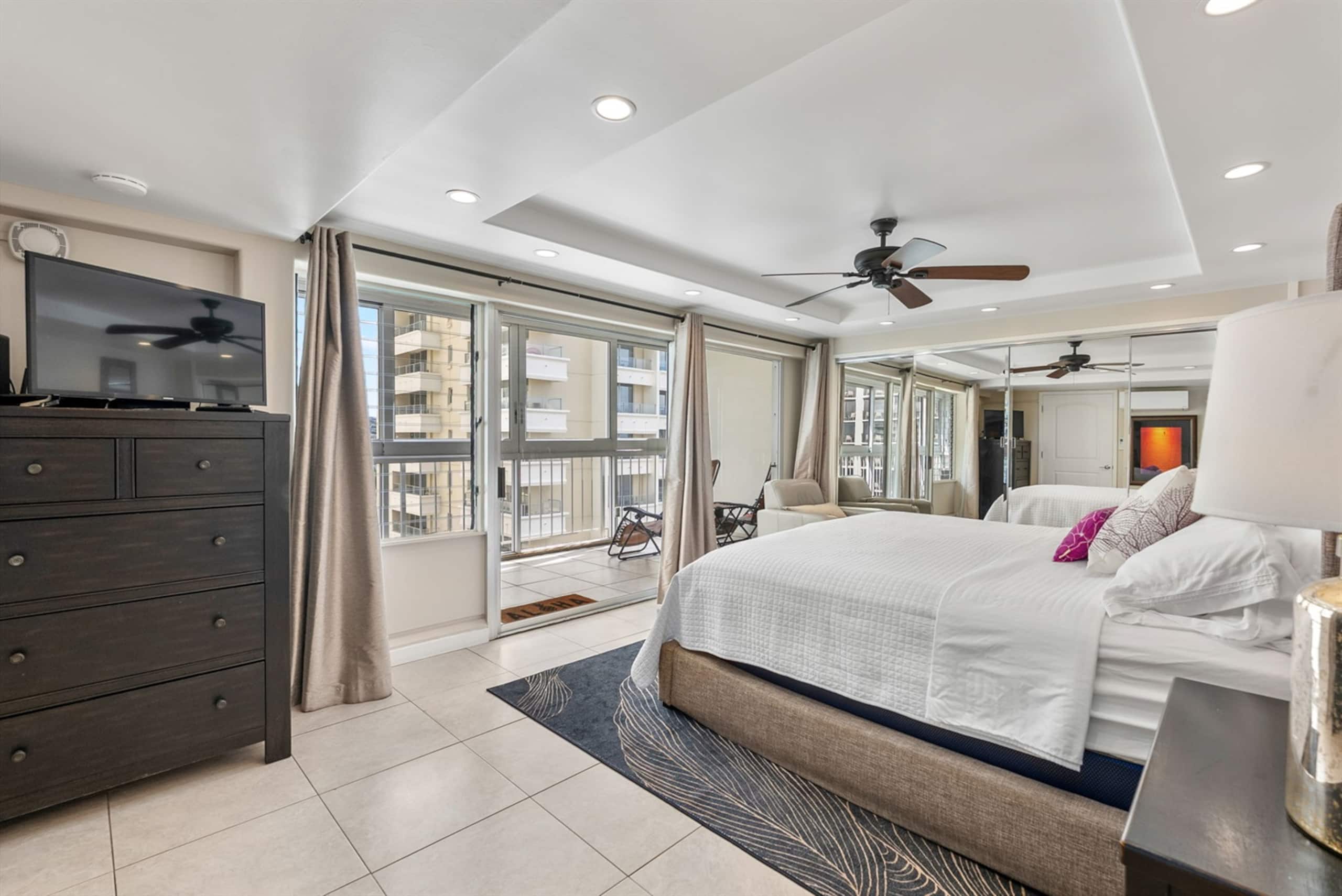 Condo in Honolulu · ★4.91 · 2 bedrooms · 4 beds · 2 baths - Image 22