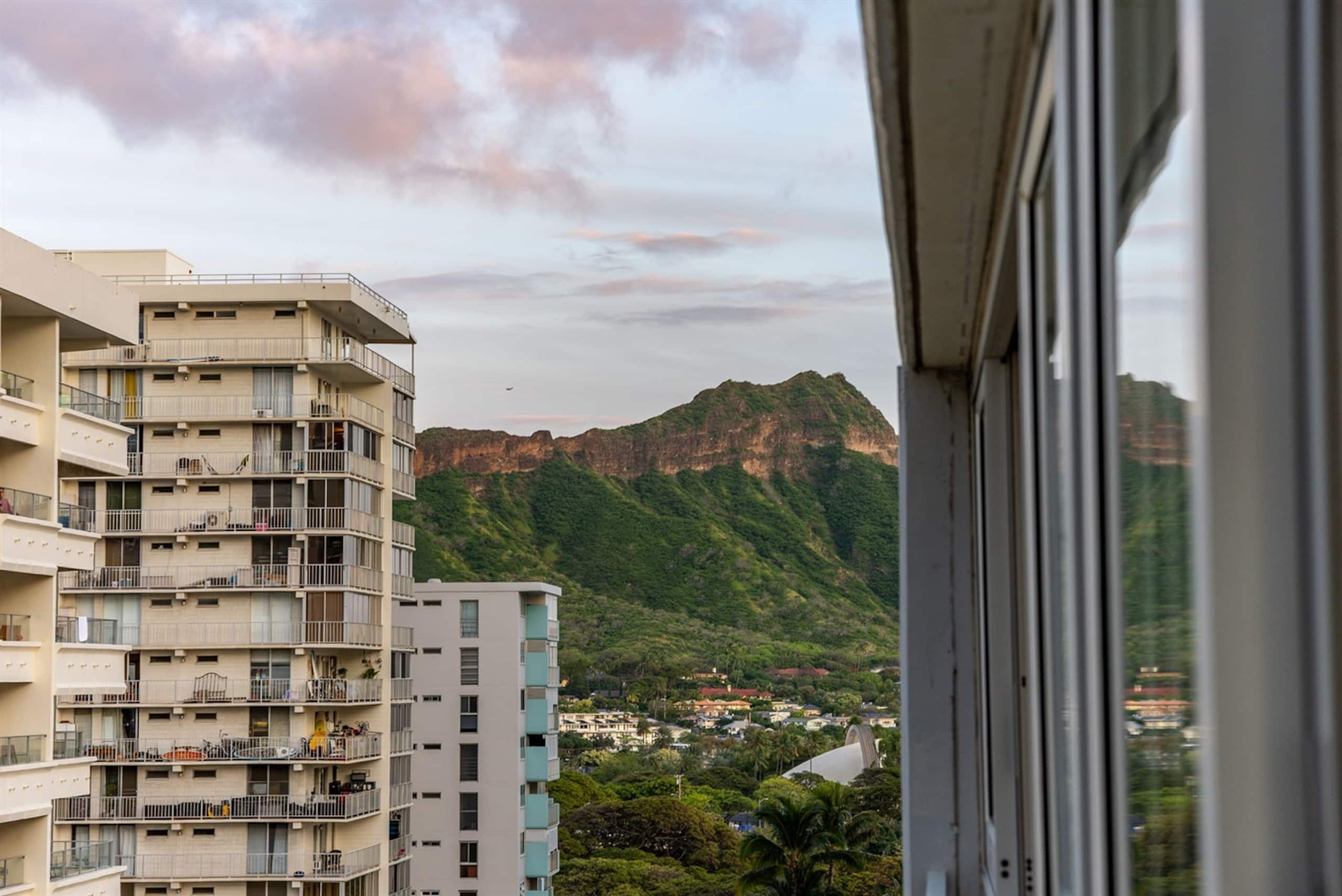 Condo in Honolulu · ★4.91 · 2 bedrooms · 4 beds · 2 baths - Image 39
