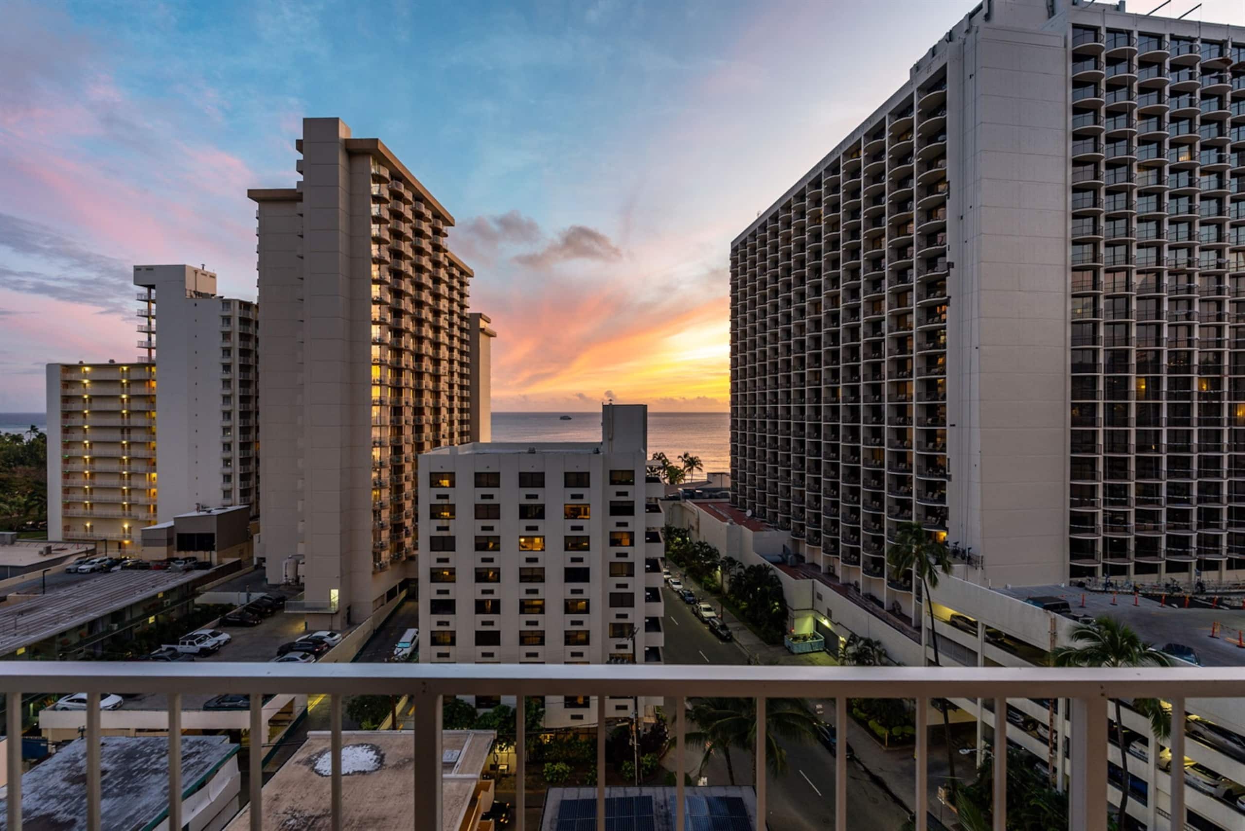 Condo in Honolulu · ★4.91 · 2 bedrooms · 4 beds · 2 baths - Image 38