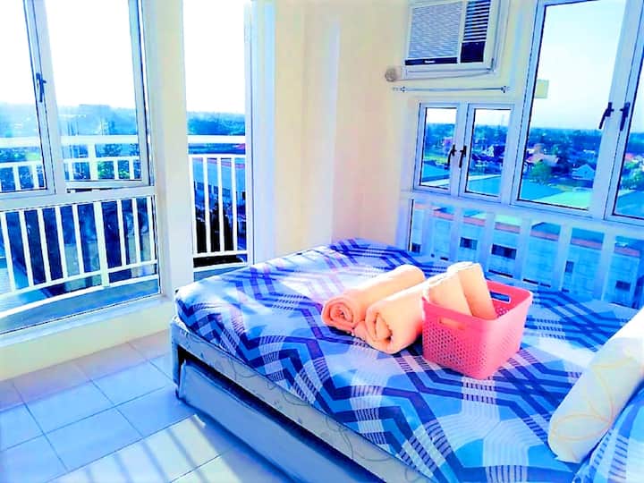 ☀️Hlavná spálňa s balkónom a 4 oknami
☀️4 okná pozývajú 2-cestný prúd vzduchu pre priedušnú atmosféru
