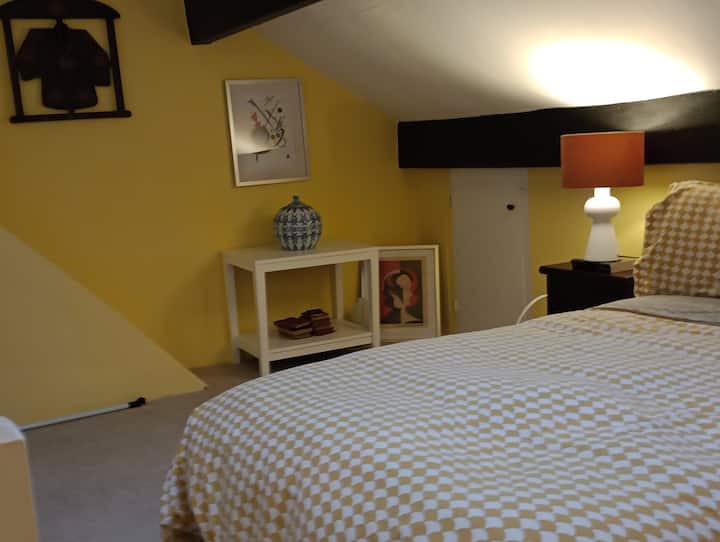 ห้องใต้หลังคาที่มีช่องแสงและม่านบังแสง 
บันไดสูงชัน (ไม่ใช่บันไดแบบพับ)
เป็นส่วนตัวมาก มีประตูลิ้นปิดห้องใต้หลังคา)
อุปกรณ์ชงชา/กาแฟบด  มีหนังสือและนิตยสารมากมาย
ผ้าห่มไฟฟ้าแบบควบคุมคู่

