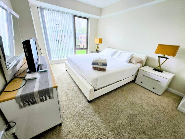 Large 2 Bed/ 2 Bath | Modern Building | Across MGH gallery image 5