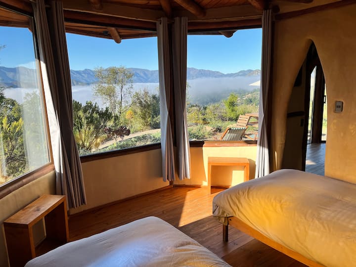 Habitación con 2 camas individuales en la Casa Art Eco del Swiss Eco Lodge La Linda Loma. Tremendas vistas de todas los ambiantes de la casa 