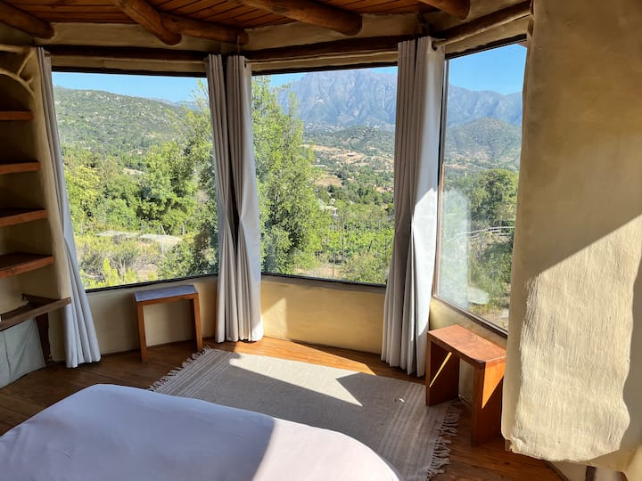 Habitación matrimonial con vista 360 grados sobre el Parque Nacional La Campana y la Reserva de la Biosfera 