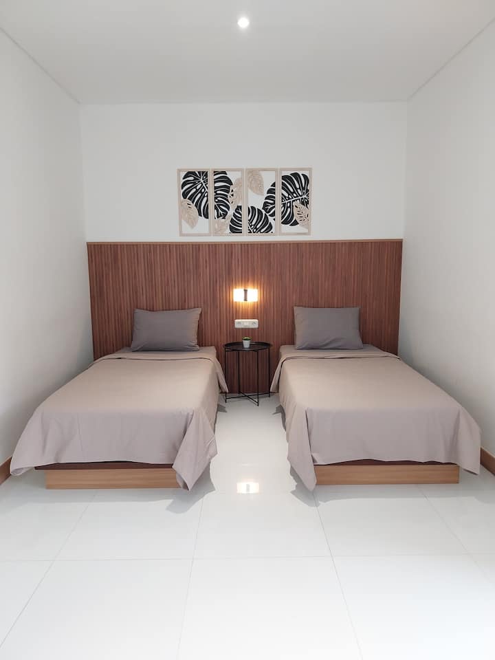 Druga spavaća soba: klimatizirana, s dva odvojena kreveta. Mogu se dodati najviše dva dodatna kreveta. Dolazi s pripadajućom kupaonicom.