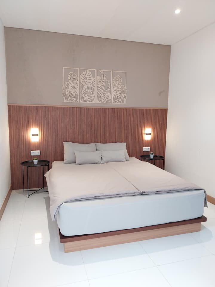 Treća spavaća soba, klimatizirana, s madracem veličine bračnog kreveta i pripadajućom kupaonicom