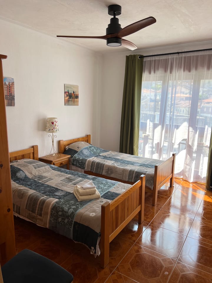 El dormitorio dos tiene dos camas individuales y un armario. Está frente al sur. 
Cuando hace calor, el ventilador de techo es perfecto.