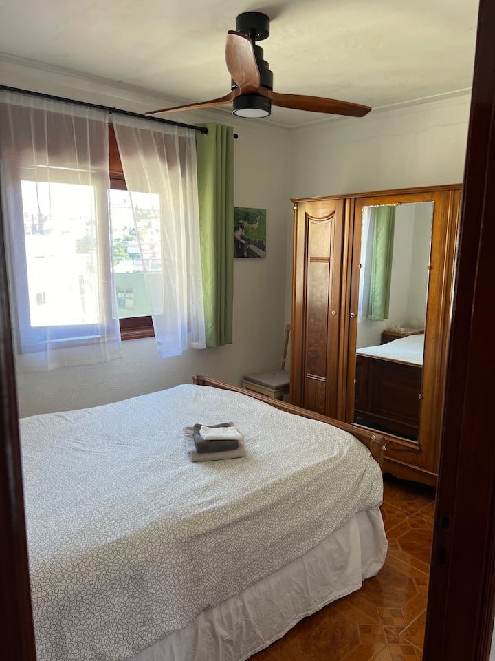 El dormitorio uno tiene una cama y un armario.  Está orientado al norte (hacia Oporto). 
En los días o noches cálidos de verano, el ventilador de techo lo mantiene cómodo.