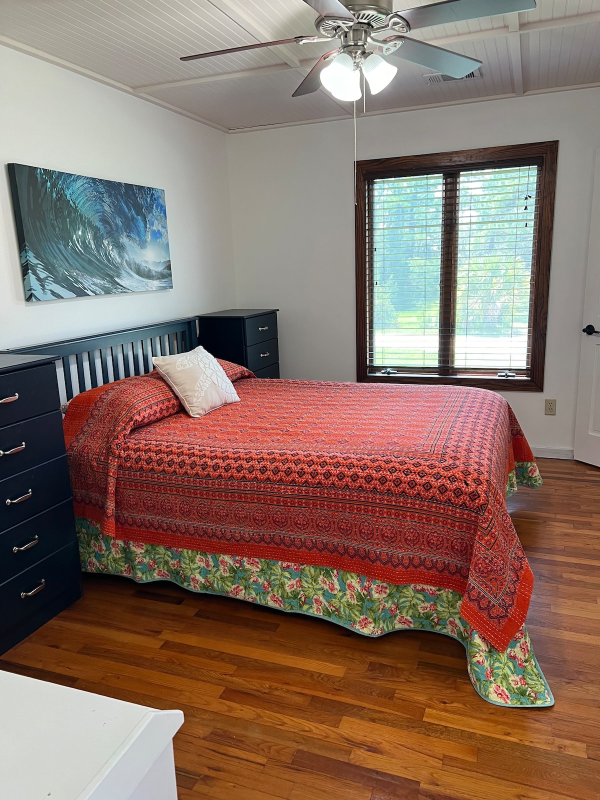 חדר רחצה מלא צמוד עם אמבטיה/מקלחת, מיטת קווין סייז וארון כביסה בחדר השינה הזה. 