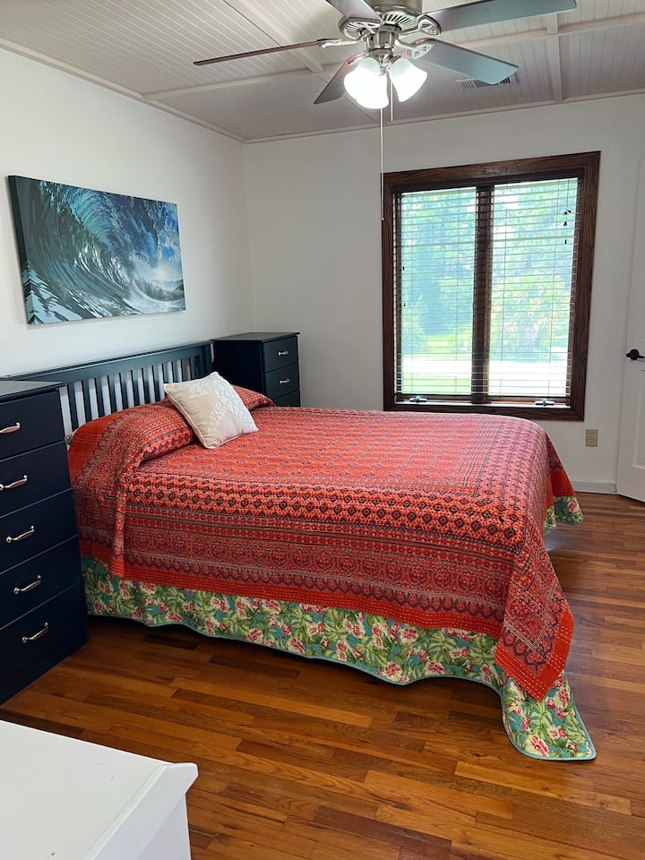 Vlastná kúpeľňa s vaňou/sprchou, menšia manželská posteľ, šatníková skriňa v tejto spálni. 