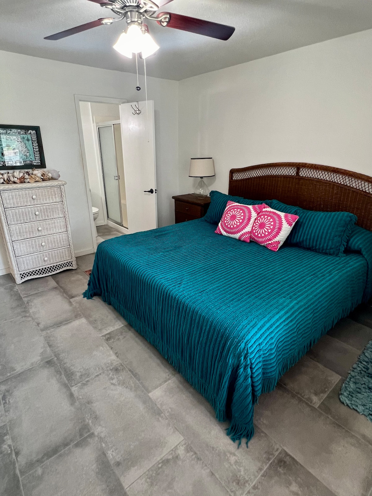 חדר רחצה ושירותים צמוד, ארון מלא, מיטת קינג סייז, נוף למפרץ. 