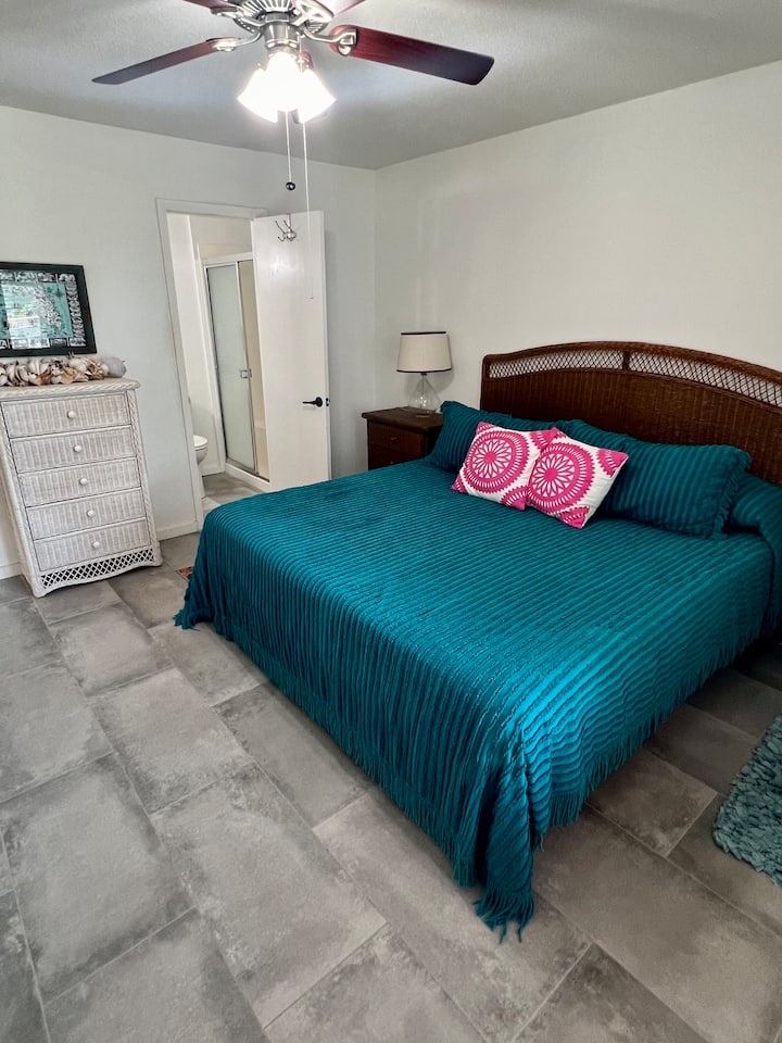 Vlastná kúpeľňa s toaletou, šatník, manželská posteľ, výhľad na záliv. 