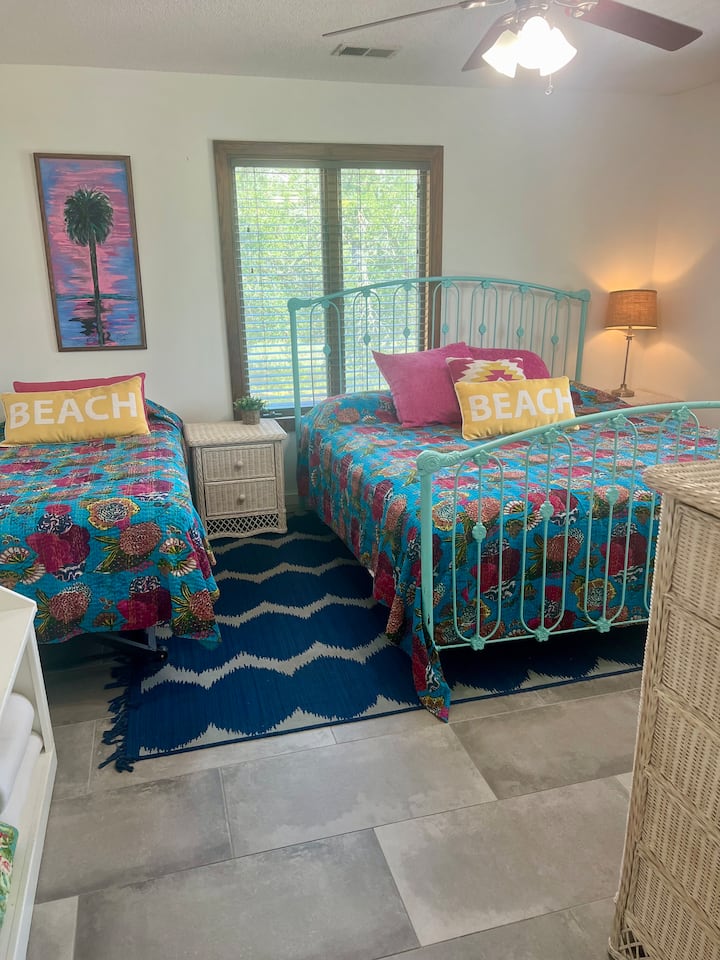 Manželská posteľ a oddelená posteľ, vlastná kúpeľňa s umývadlom. 