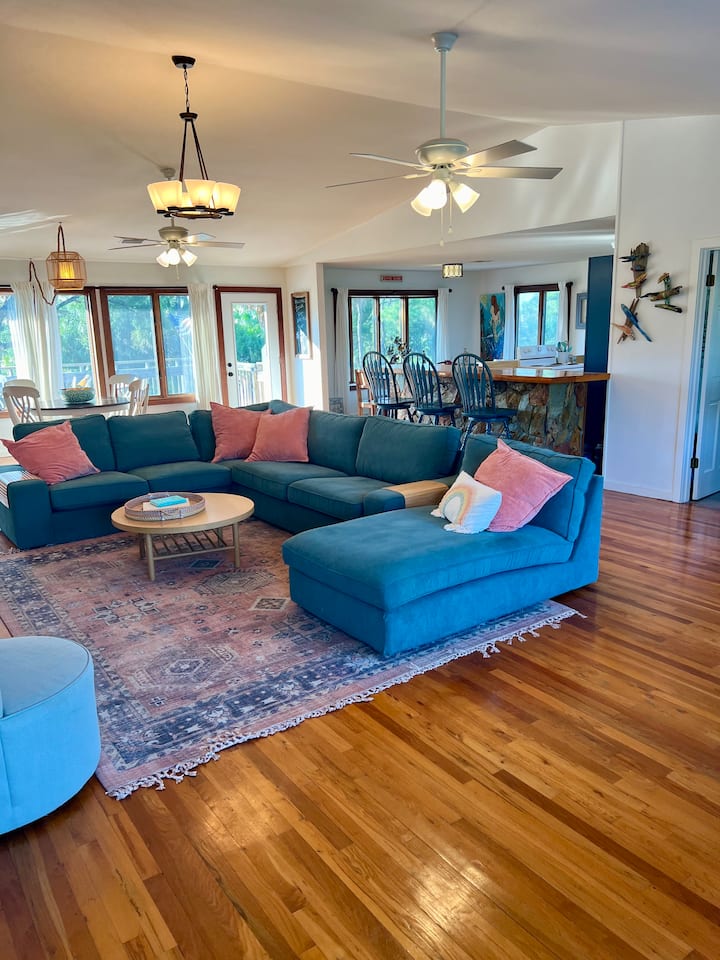 Priestranný obývací priestor s niekoľkými priestormi na skupinové posedenie. 