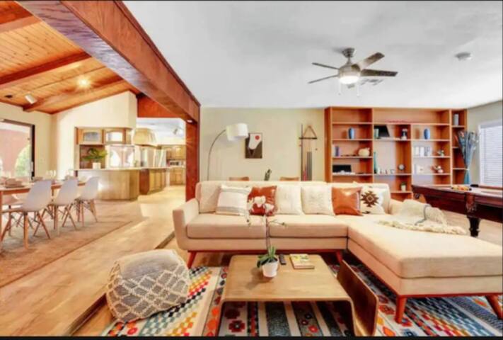 12 Beds(5 Bdrm) Large Home in Prime Area gallery image 2