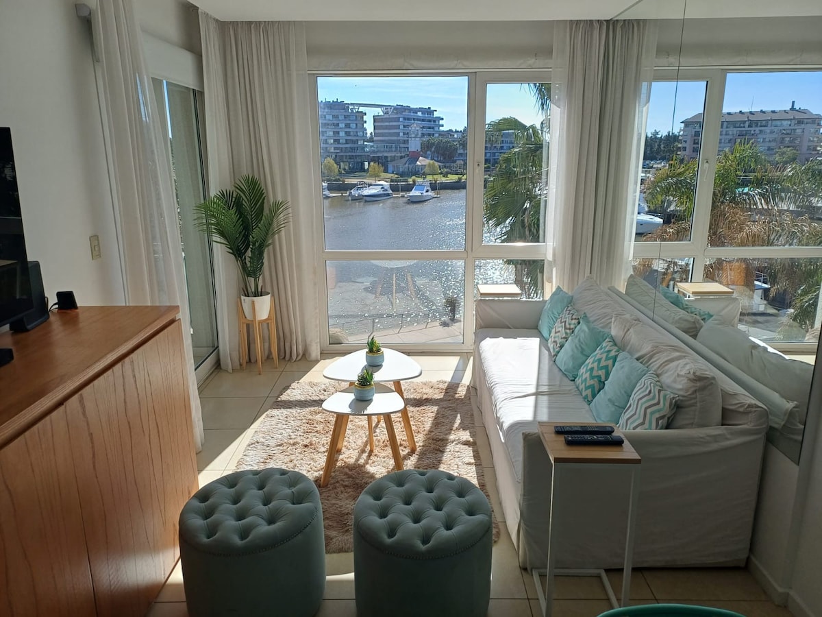 Top Airbnb: Whindham apartment balcony and bay view in Nordelta