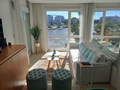 Top Airbnb: Whindham apartment balcony and bay view in Nordelta