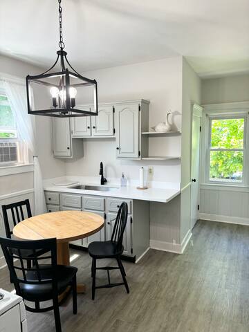 The Presidential Suite in Downtown Bristol! gallery image 2