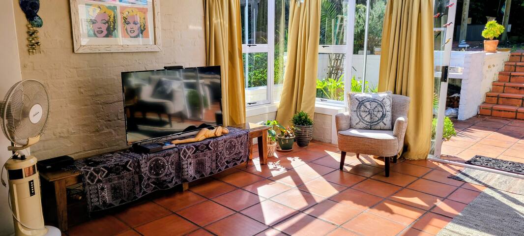 Beautiful Hill Top Escape with Sweeping Ocean View gallery image 2