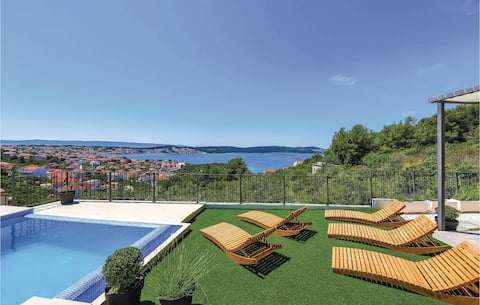Gorgeous home in Trogir with sauna