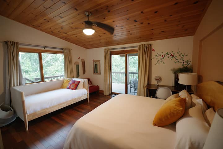 Master Bedroom - 'Maple' has a King bed, twin bed, single futon, ensuite bathroom and walk out deck with lake views.