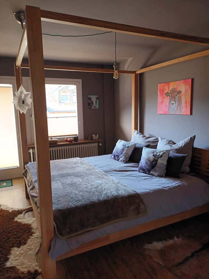 Habitación grande con balcón.