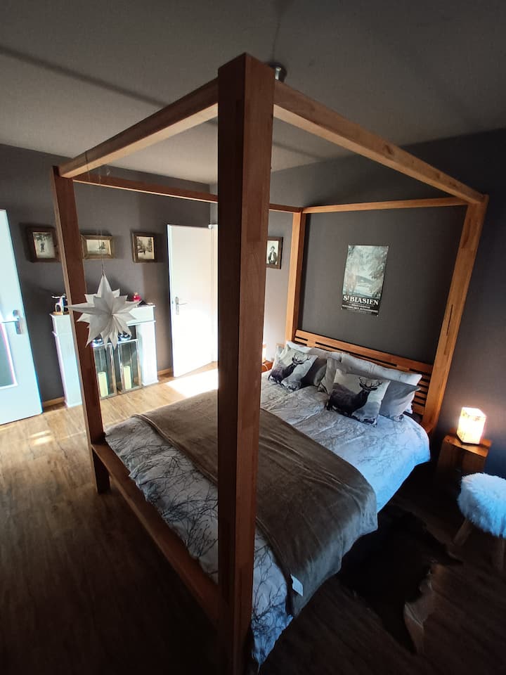 Nuestra cama con dosel pequeña de 140 × 200.