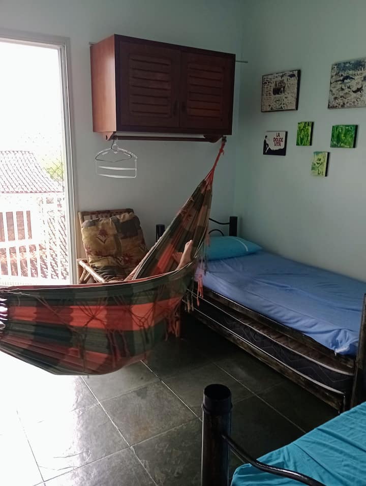 Ნომერი 2 ერთადგილიანი საწოლით, 1 დამხმარე საწოლითა და ჰამაკით. აივანი და ვენტილატორი 