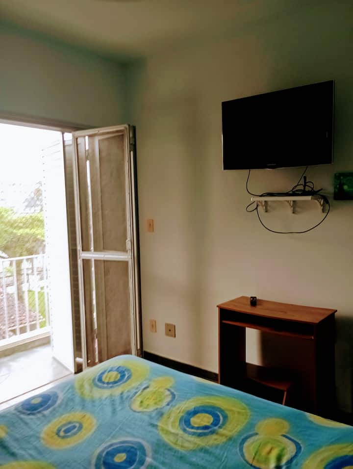 Აპარტამენტის ნომერი აივნის ლამაზი ხედით  