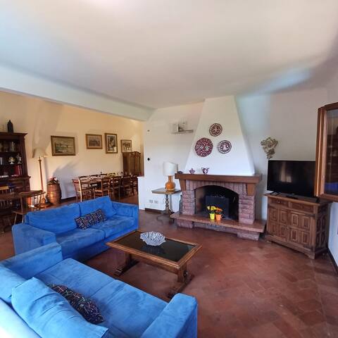 Country house on Florentine hills gallery image 3