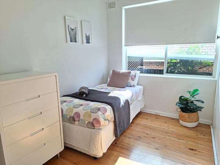 מיטה נפתחת רב-תכליתית שהופכת לשתי מיטות יחיד, יחד עם מאוורר תקרה בשלט רחוק לנוחות נוספת.