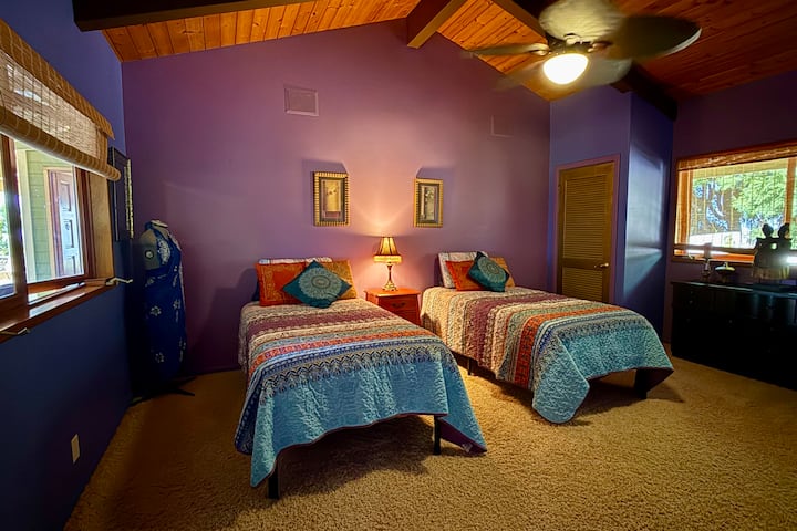 Nestled off the main living area, the Moroccan Room features two twin beds, perfect for your keiki. It can be converted to a king upon request. It includes an attached full bath shared with the Palm Room, adding convenience and charm.