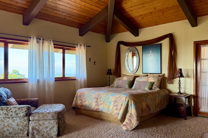 Our romantic top-floor Master Suite offers total privacy. Enjoy the elegant en suite bathroom and wraparound lanai. Snuggle in the cozy sitting area or enjoy a movie on the large flat-screen TV. A perfect haven for unforgettable, intimate escapes.