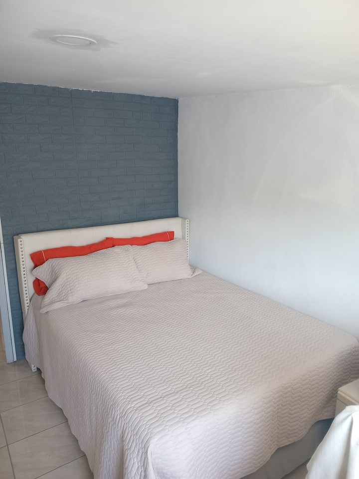 Recamara main  cama queen  size.