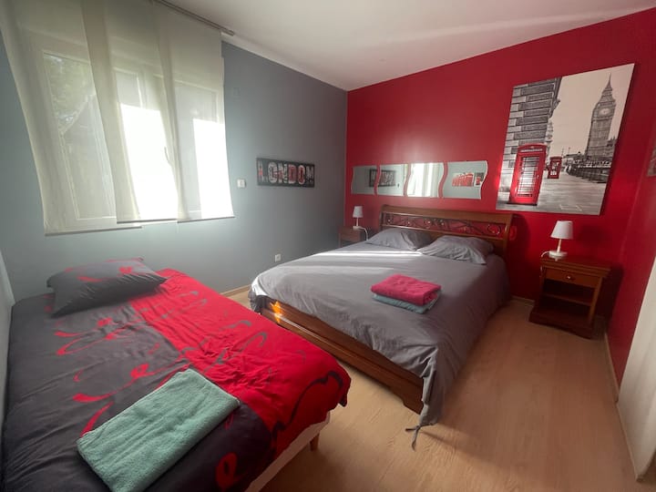 Chambre "Europe" de 12m², avec couchage double en 140cm et couchage simple en 90cm (idéal couple avec jeune enfant). Placard intégré.