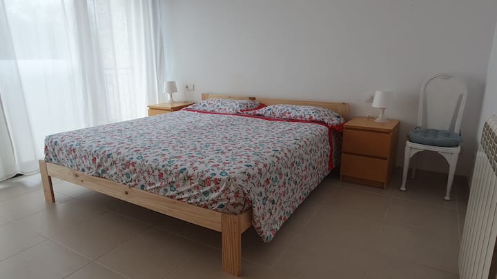 Habitación doble con cama de 180x200, muy amplia y luminosa, con balcón. Baño privado.