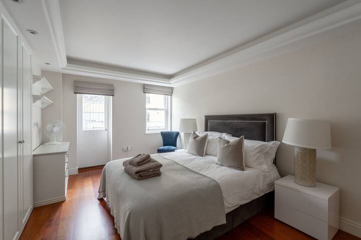 Clariges style Mayfair Residence – Hanover Square. gallery image 5